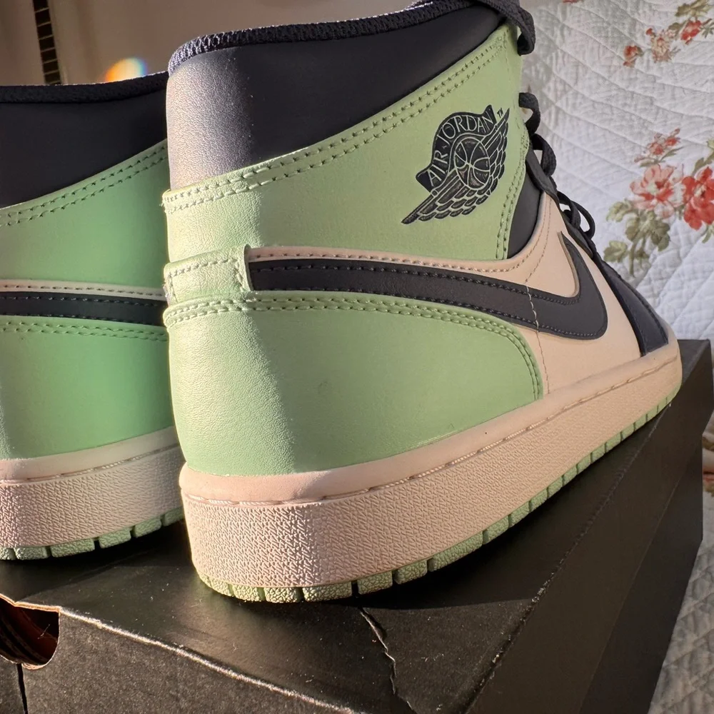 Air Jordan 1 Mid- Mystic Navy/Mint Foam White, Bleu Marine Mystic. Men’s 11 - Picture 8 of 9